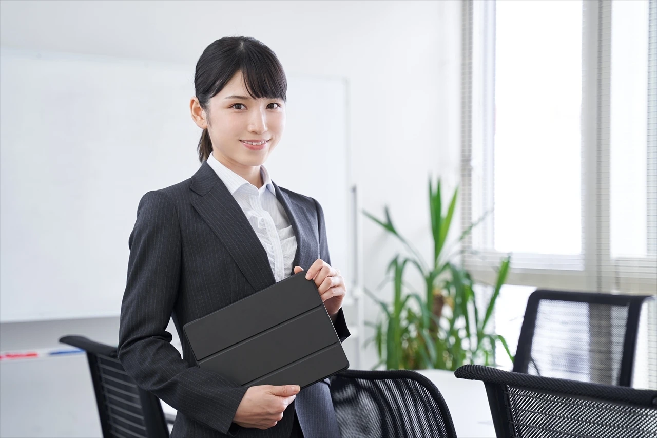 タブレットを持つスーツ姿の女性社員
