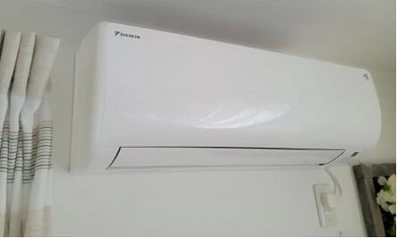 設置した壁掛型ルームエアコン