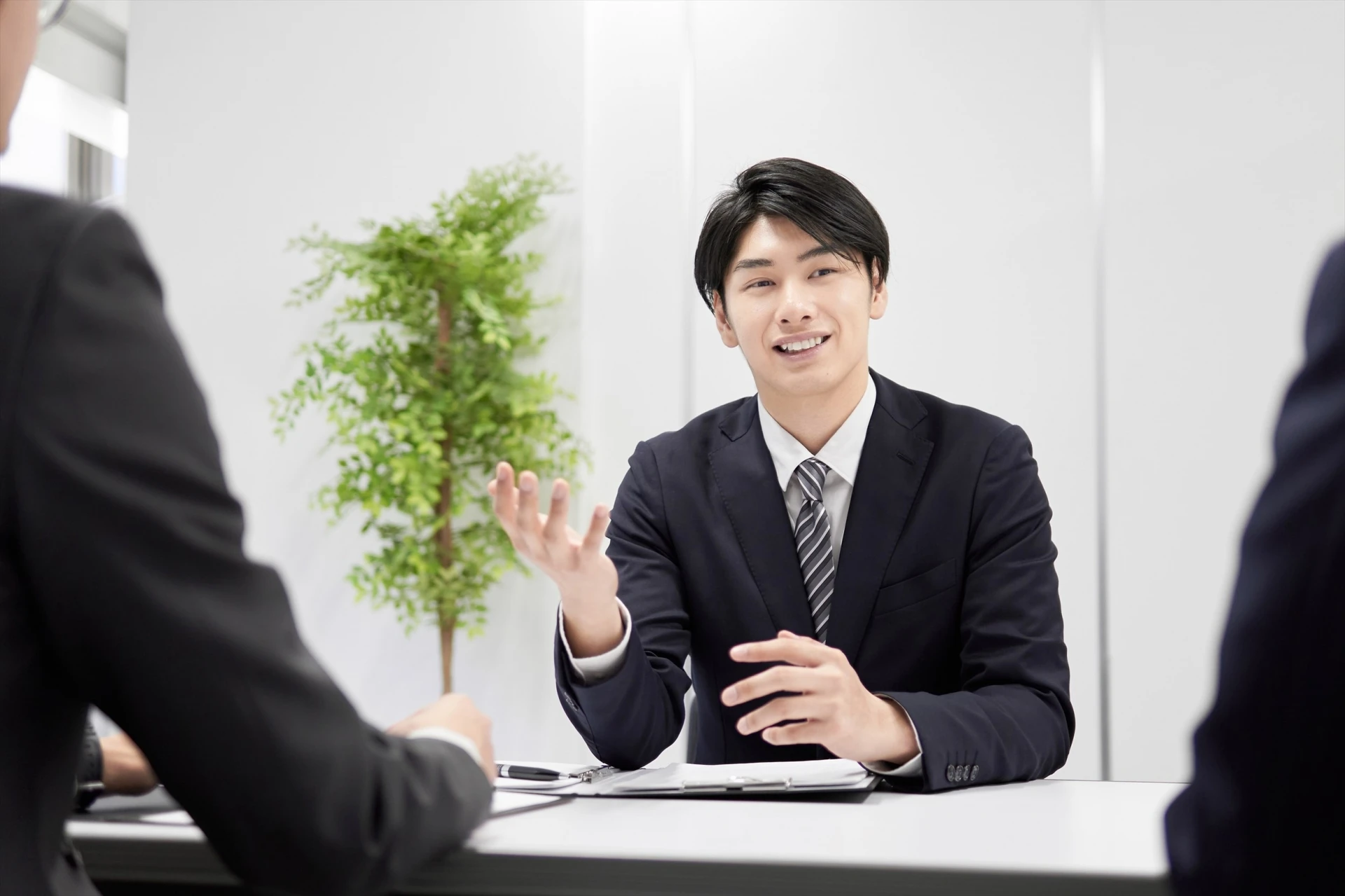 商談で説明する営業担当者