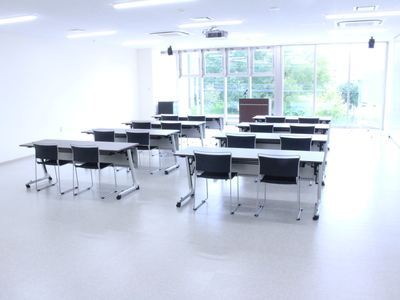 スクリーンを下ろしたセミナー形式のレイアウト