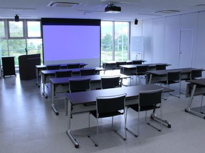 椅子を並べた講演会形式のレイアウト