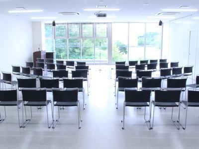 窓側から見たレンタルスペースの室内