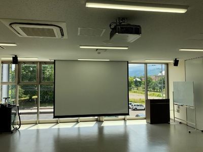 天井から下ろしたスクリーン
