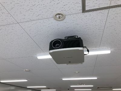 天井に設置されたプロジェクター
