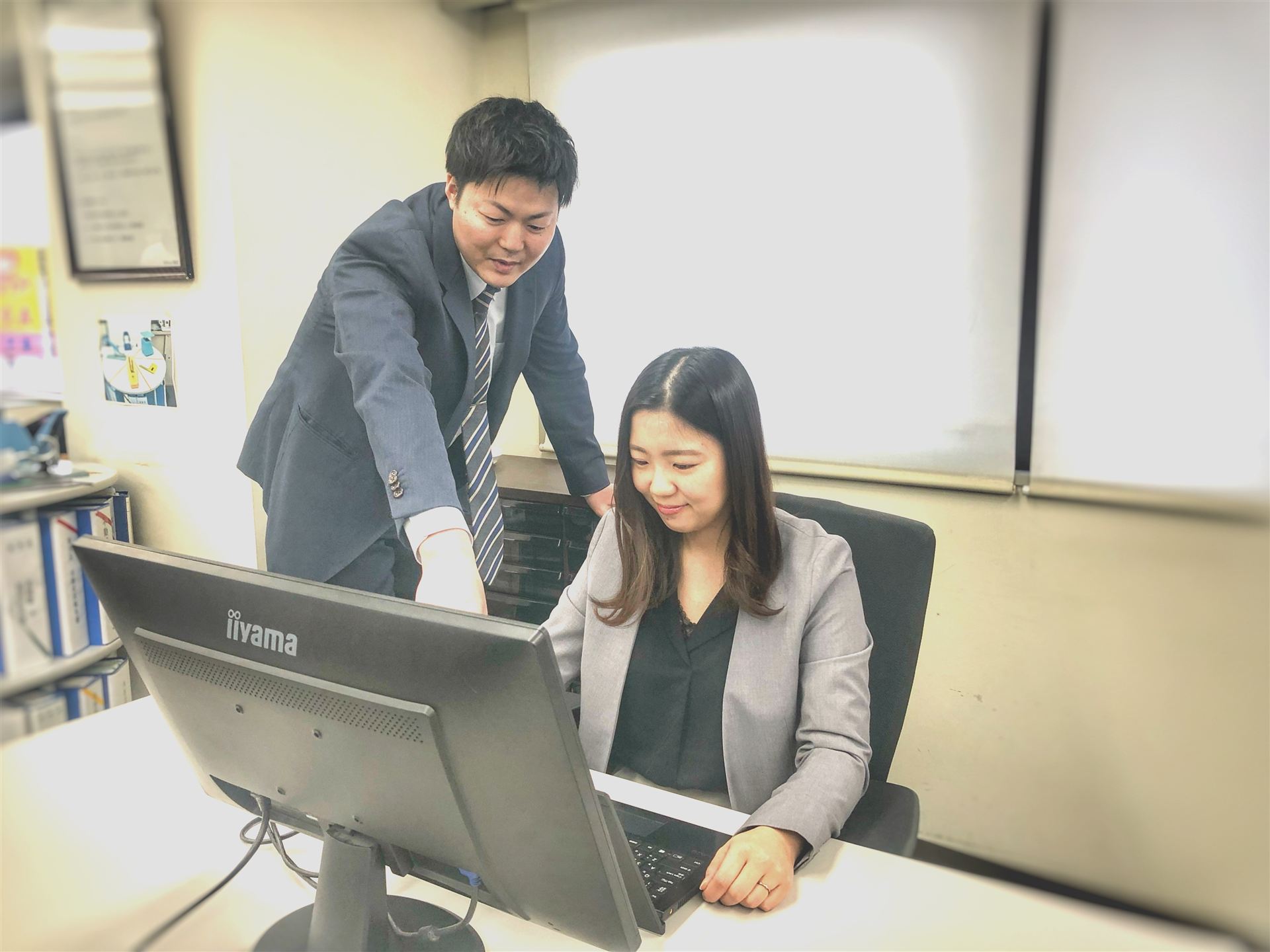 パソコンを前に打ち合わせをする社員