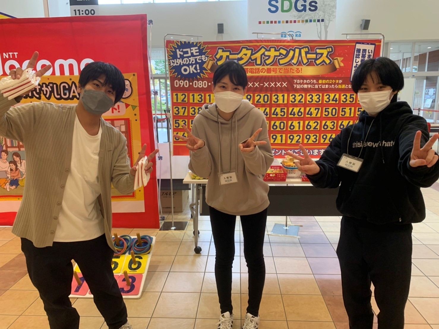 商業施設のイベント会場でポーズをとるスタッフ