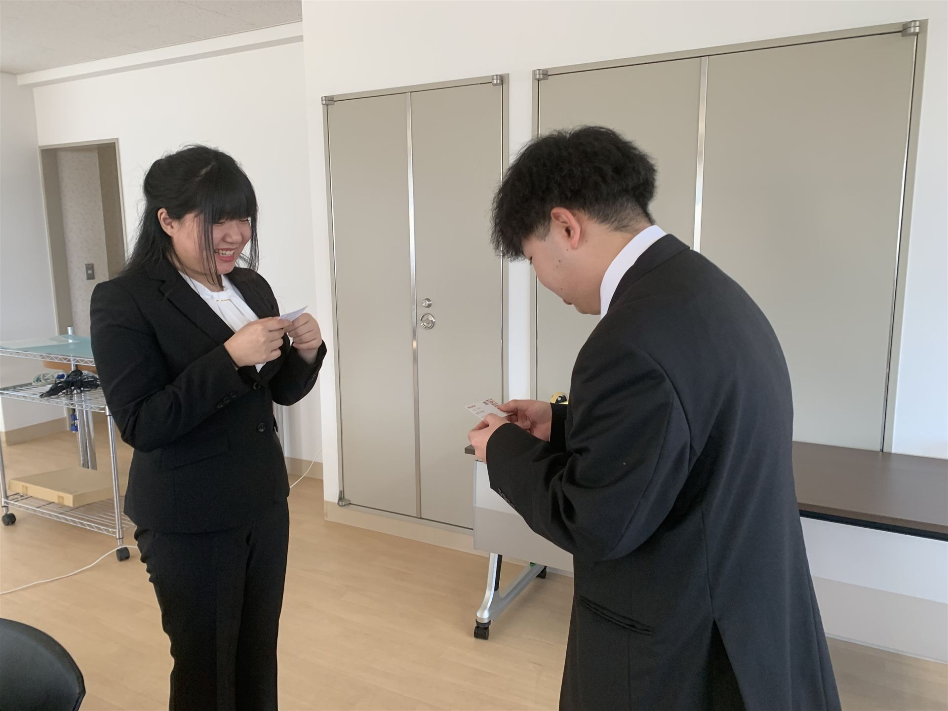 入社式で名刺を受け取る新卒社員